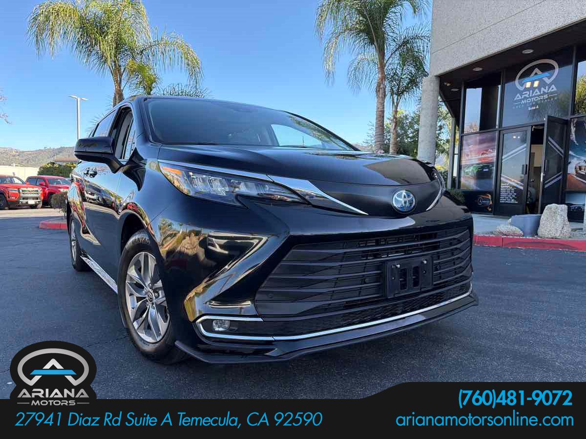 Used 2024 Toyota Sienna XLE FWD image 1