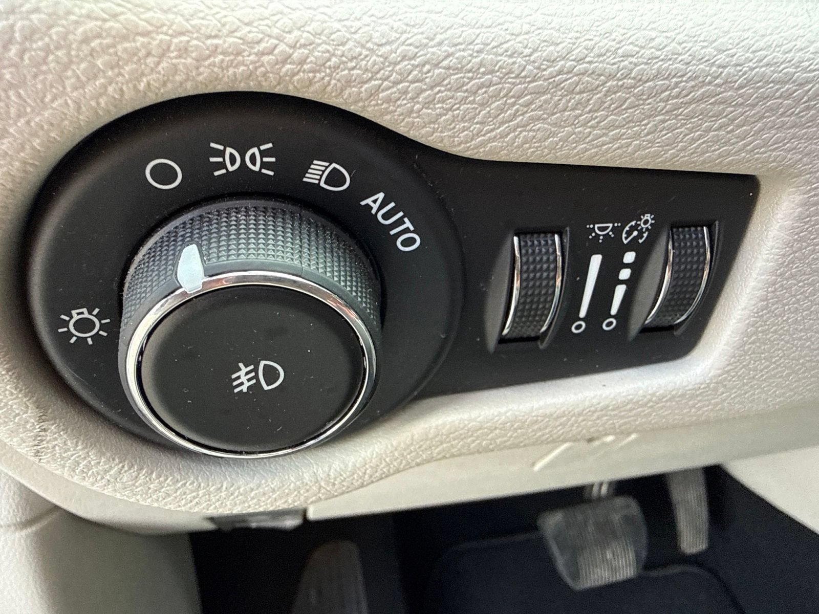 Used 2018 Chrysler Pacifica Touring Plus w/ Tire & Wheel Group FWD image 18