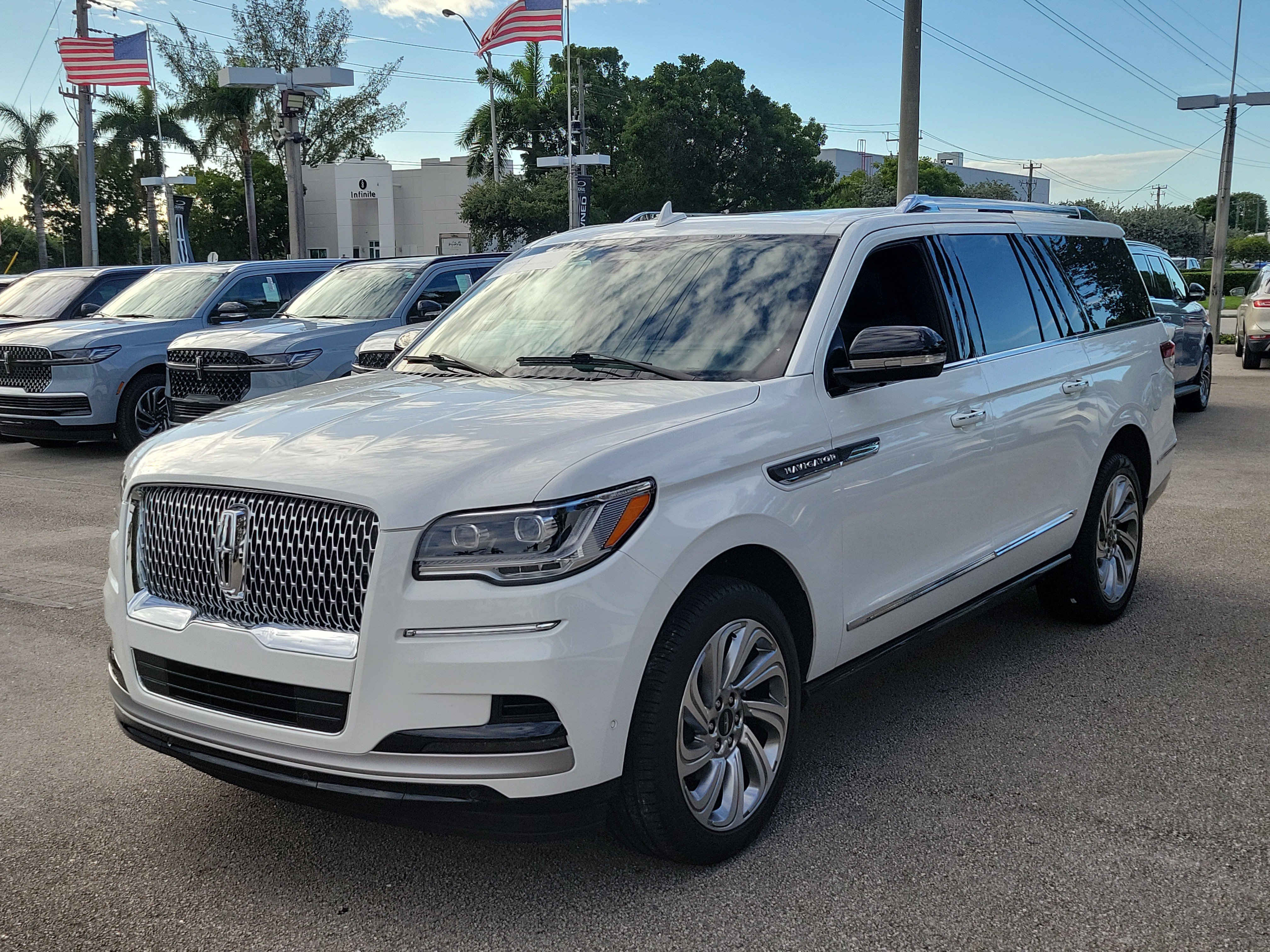 Certified 2024 Lincoln Navigator L Reserve AWD/4WD image 3