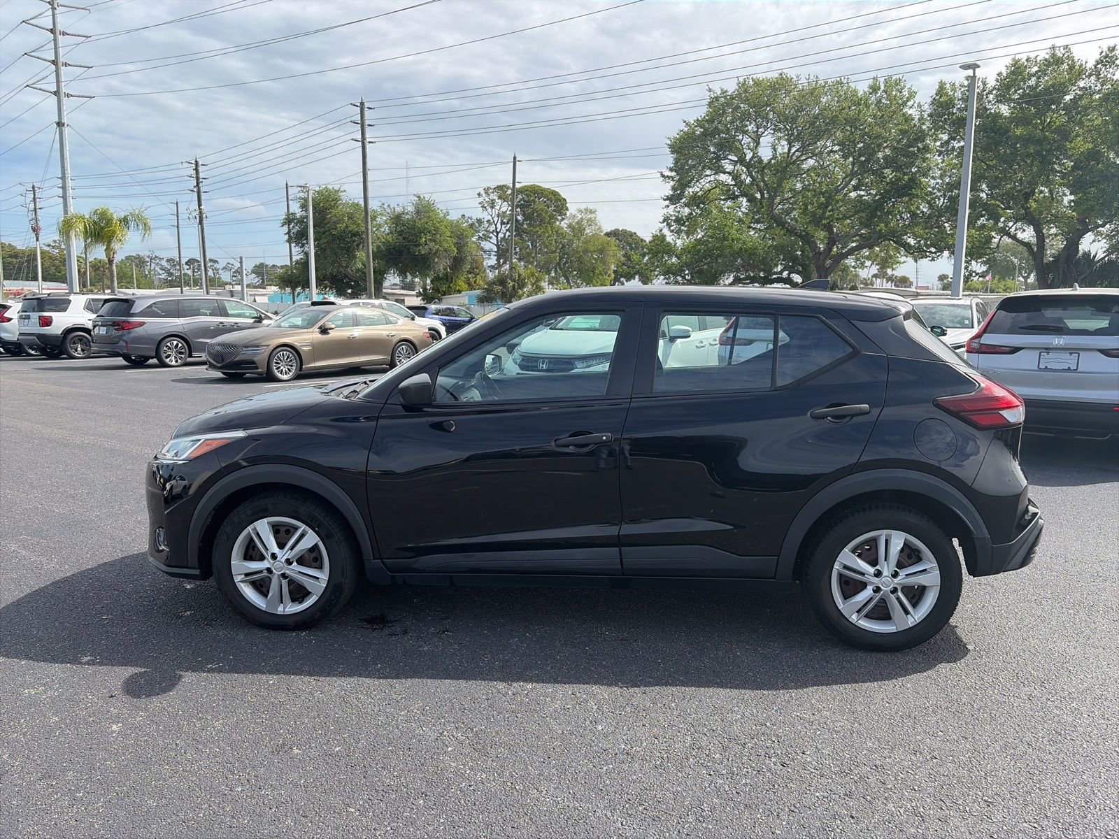 Used 2021 Nissan Kicks S image 4