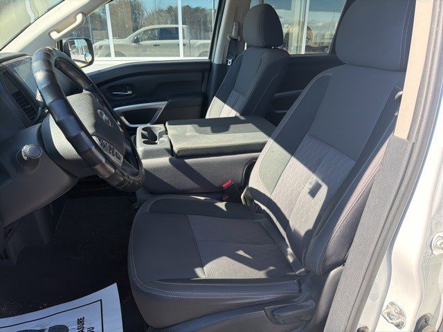 Used 2022 Nissan Titan SV image 14