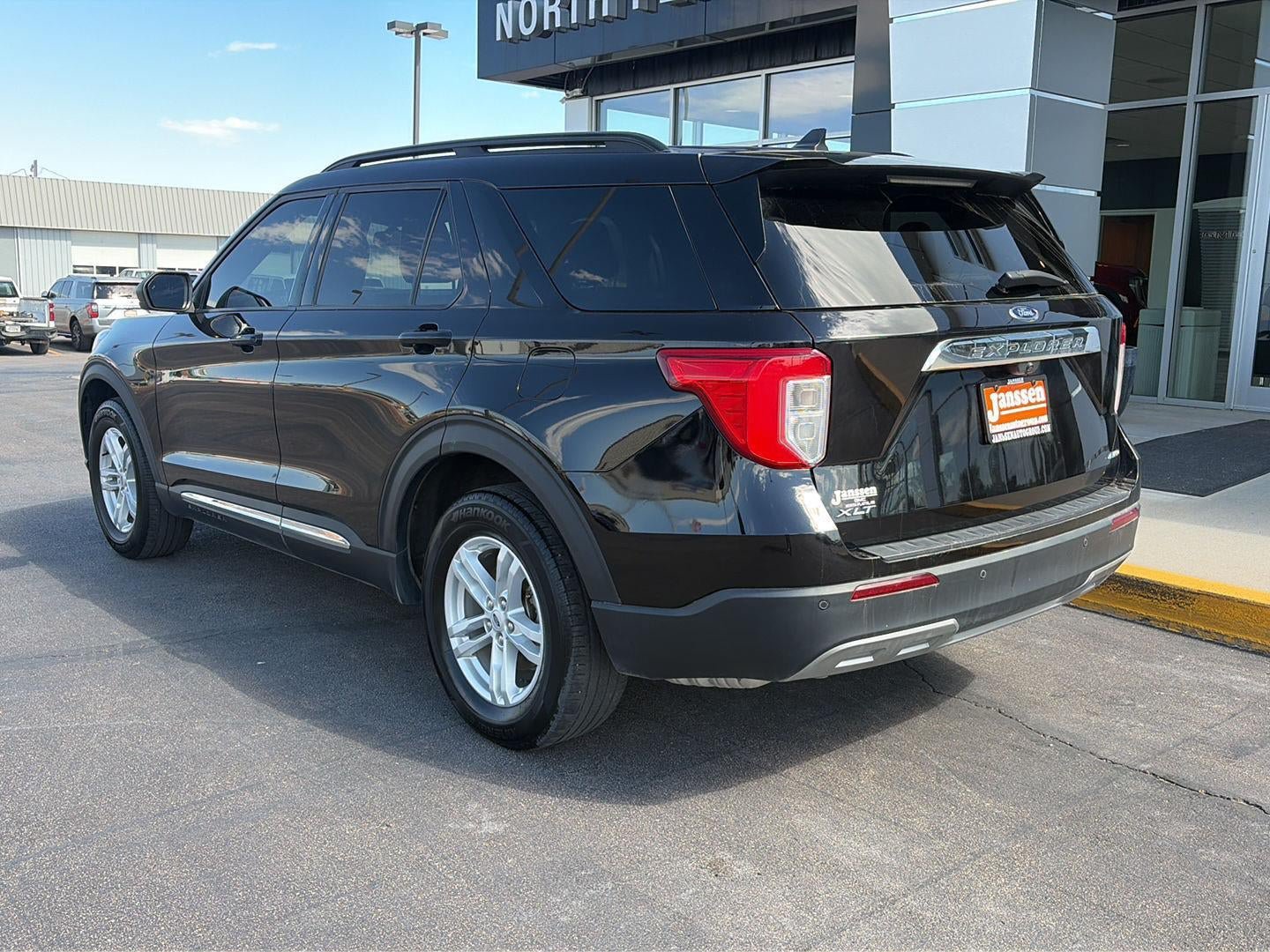 Used 2022 Ford Explorer XLT w/ Equipment Group 202A AWD/4WD image 7