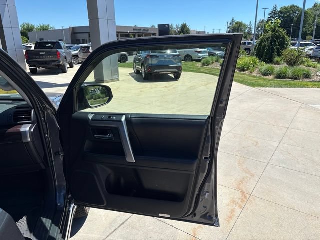 Used 2022 Toyota 4Runner Limited AWD/4WD image 34