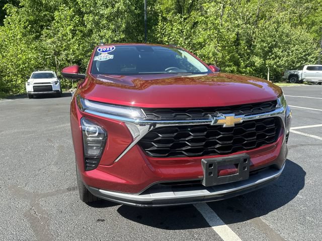 Used 2025 Chevrolet Trax LT FWD image 11