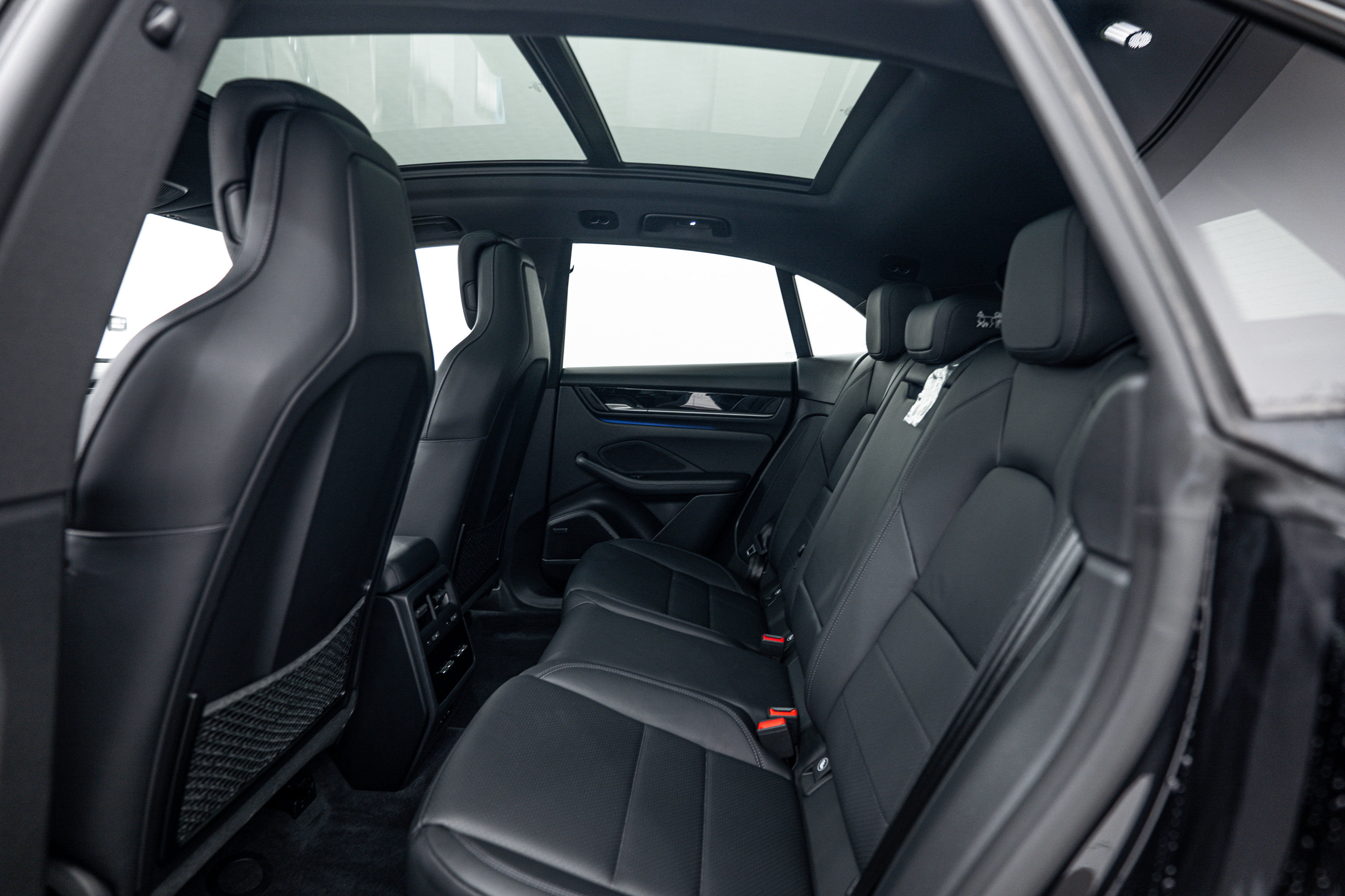 Certified 2025 Porsche Macan 4 Electric AWD/4WD image 24