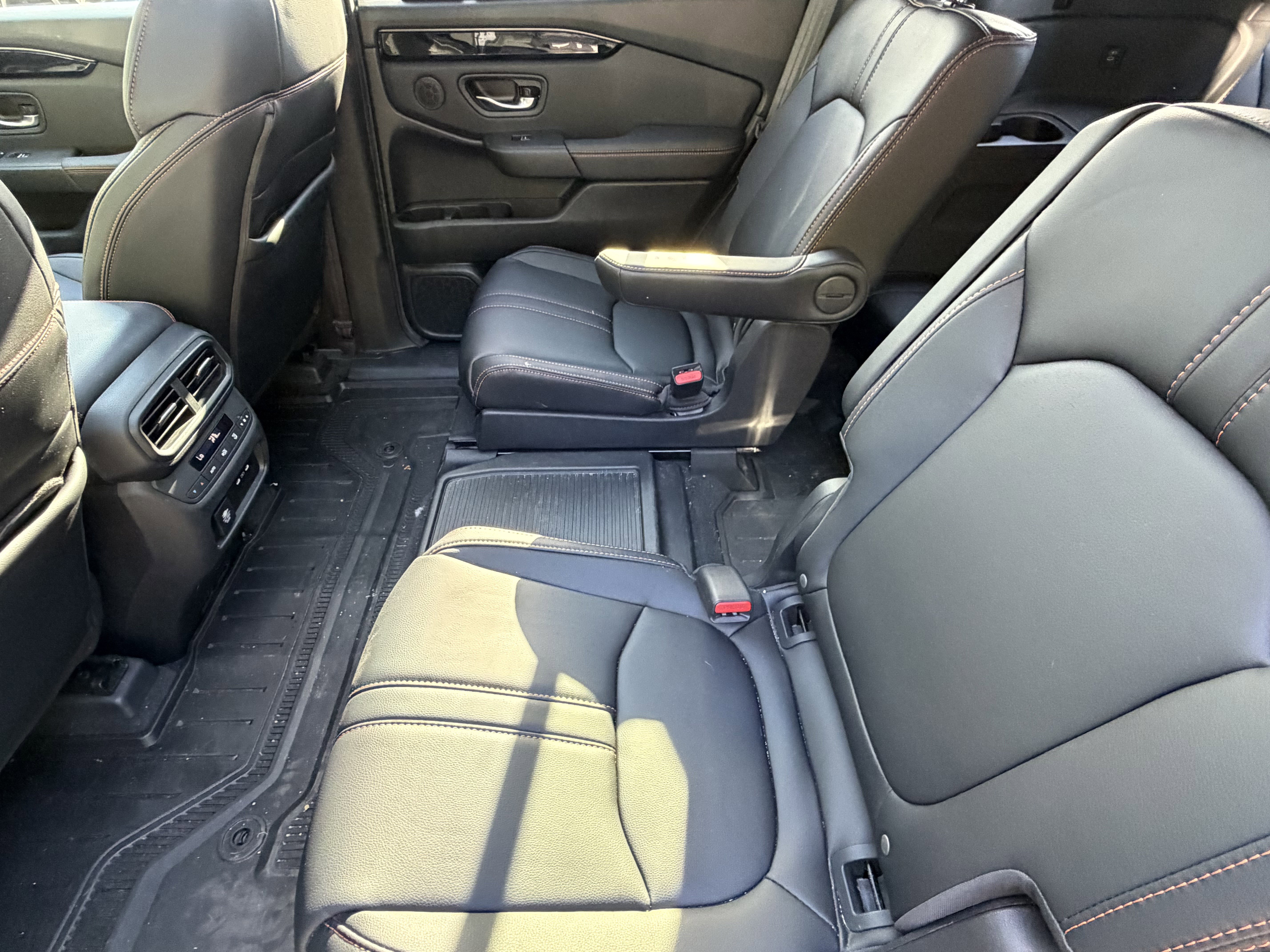 Used 2025 Honda Pilot TrailSport image 30