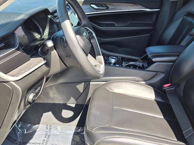 Used 2023 Jeep Grand Cherokee Limited w/ Black Appearance Package AWD/4WD image 16