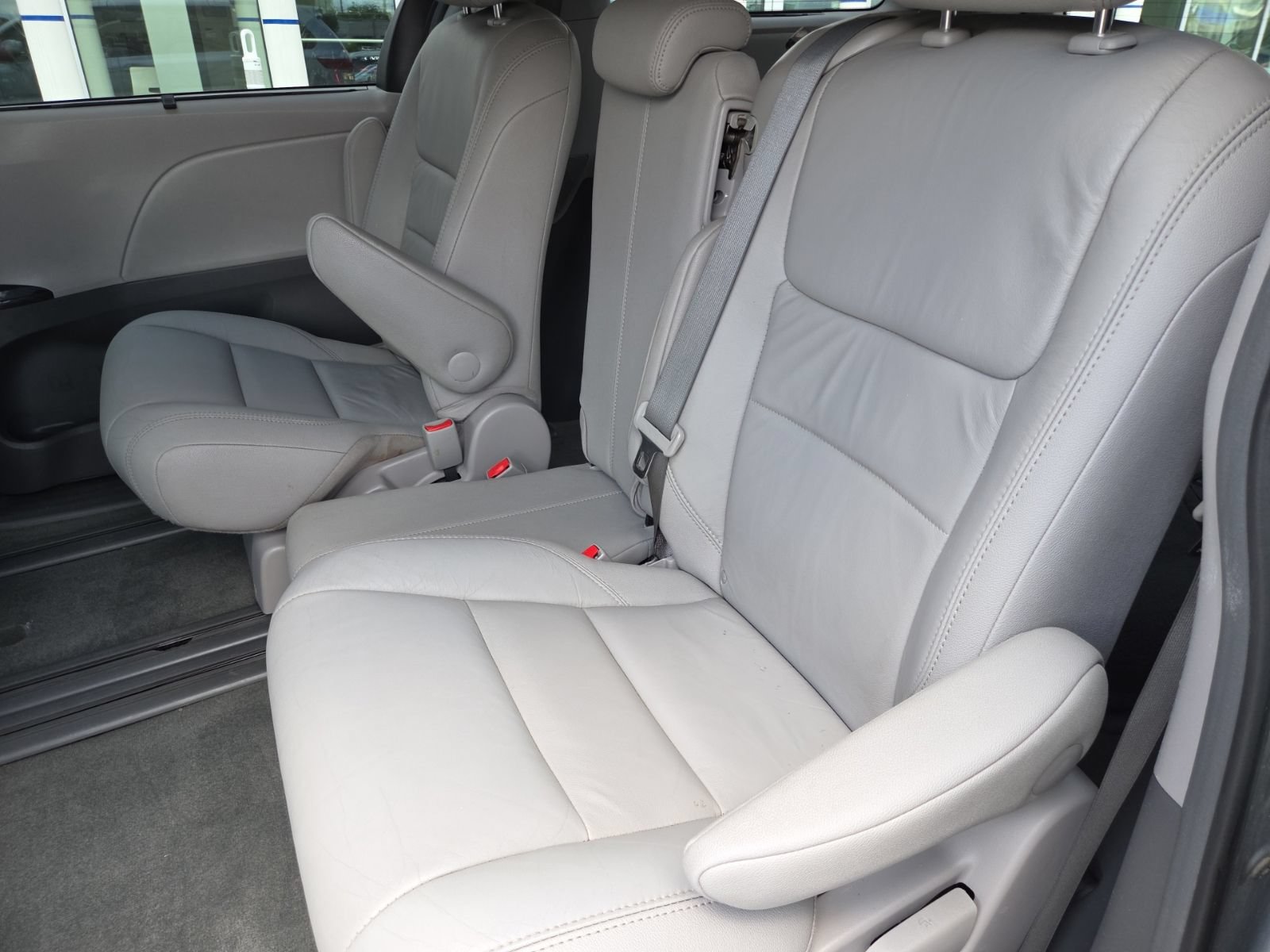 Used 2017 Toyota Sienna XLE FWD image 18