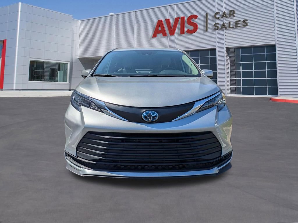 Used 2025 Toyota Sienna LE image 2
