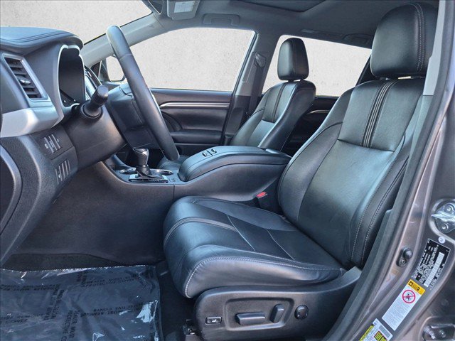 Used 2017 Toyota Highlander SE AWD/4WD image 16
