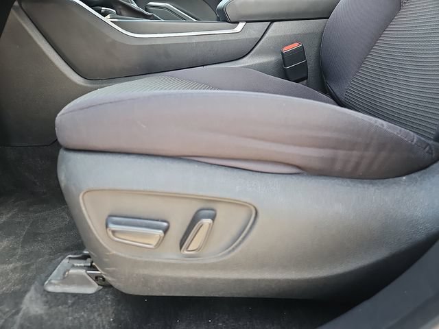 Used 2024 Toyota Highlander LE AWD/4WD image 14