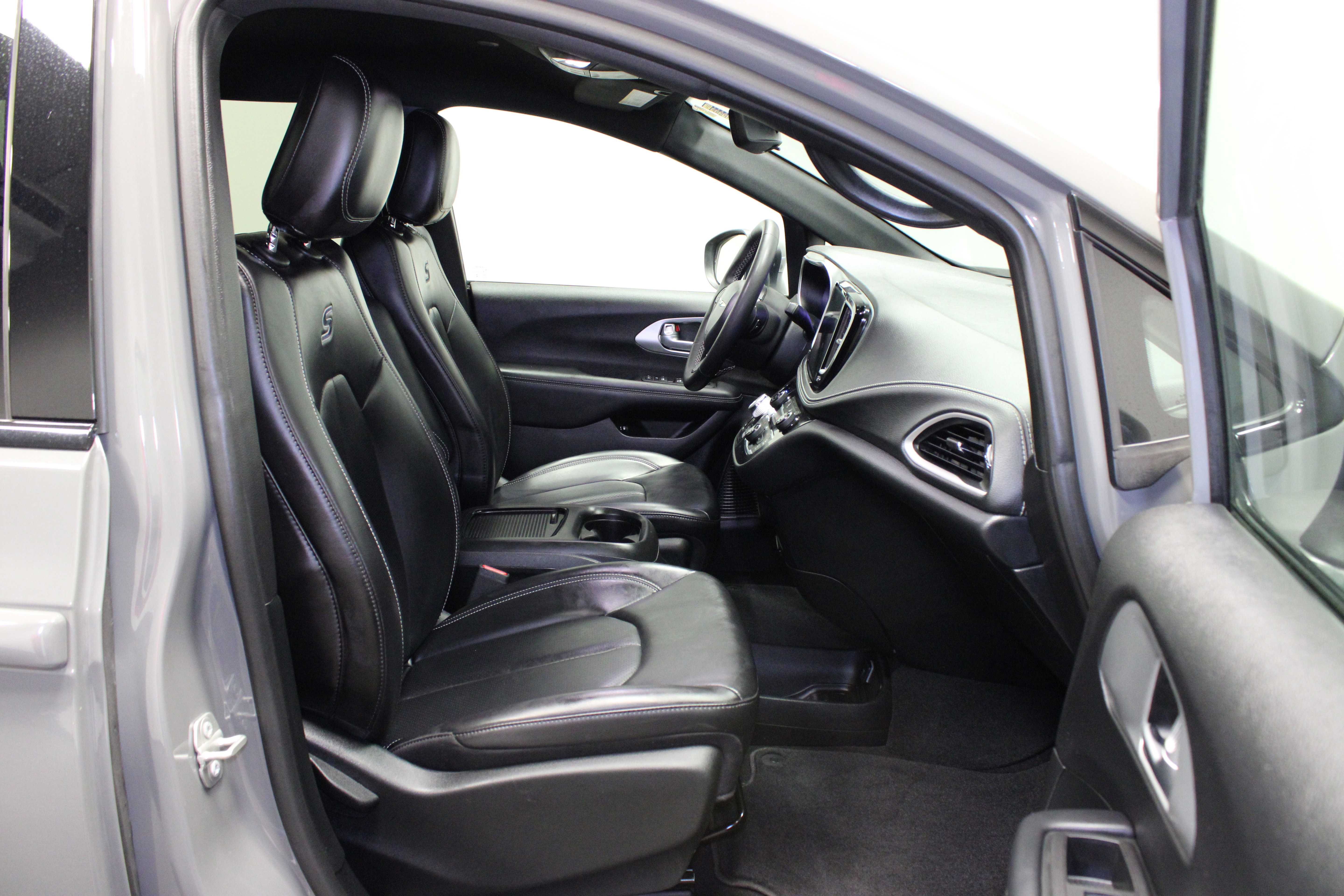 Used 2023 Chrysler Pacifica Touring-L w/ S Appearance Package FWD image 16