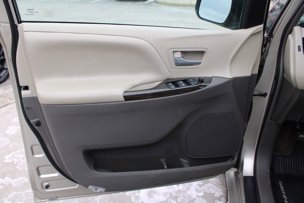 Used 2017 Toyota Sienna XLE Premium image 19