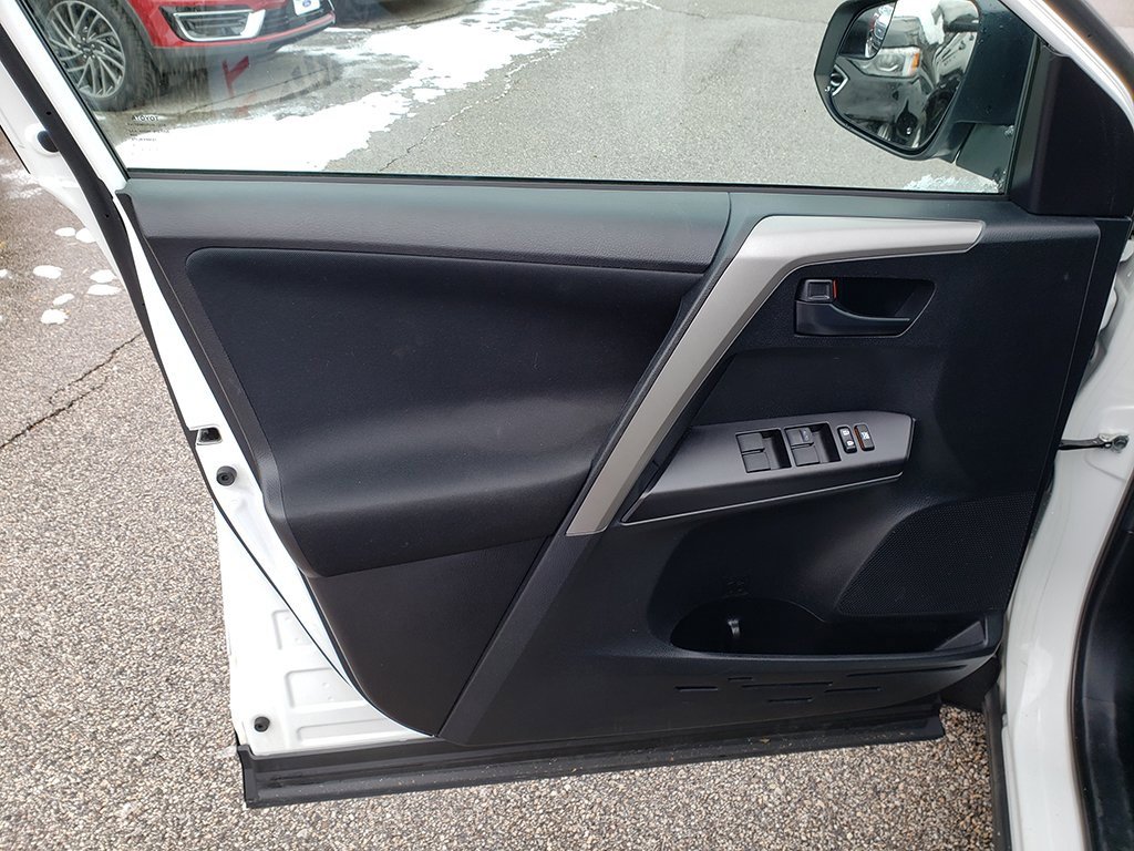 Used 2018 Toyota RAV4 LE image 10