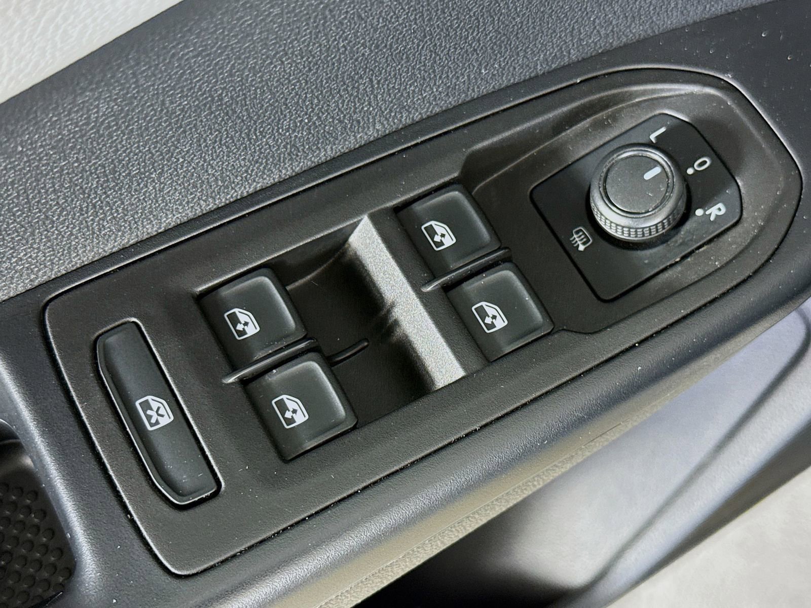 Used 2023 Volkswagen Taos SE w/ Panoramic Sunroof Package FWD image 17