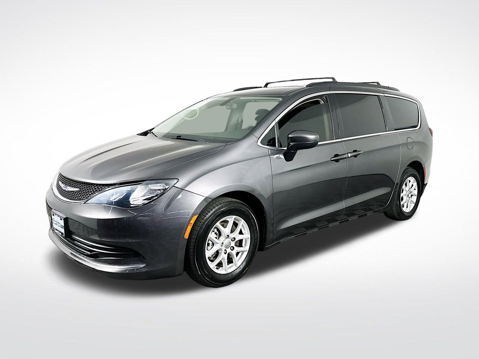 Used 2020 Chrysler Voyager LX image 4