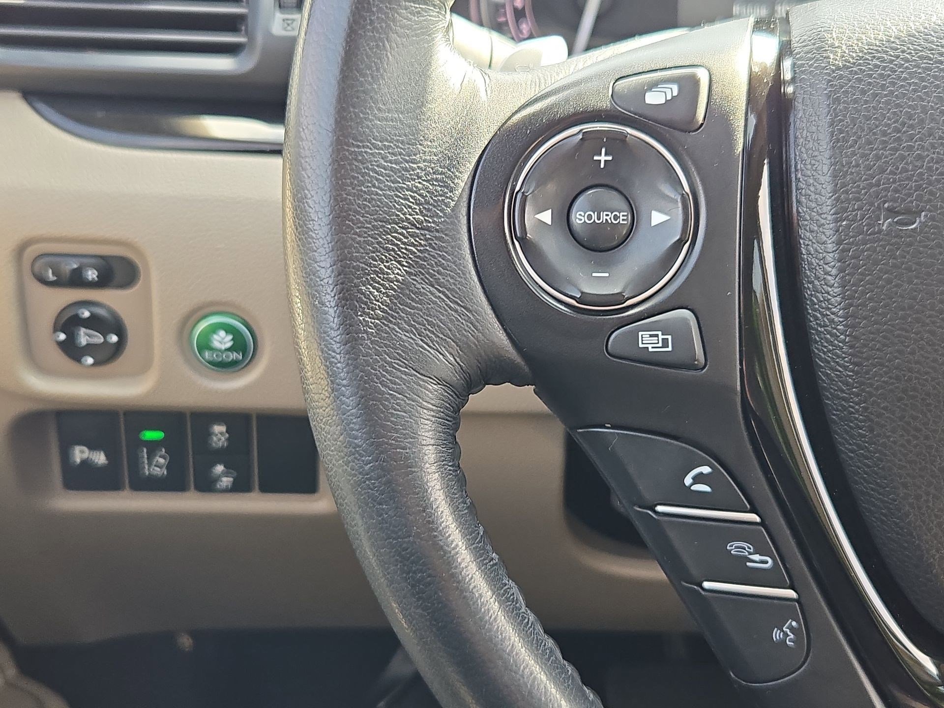 Used 2016 Honda Pilot Touring image 17