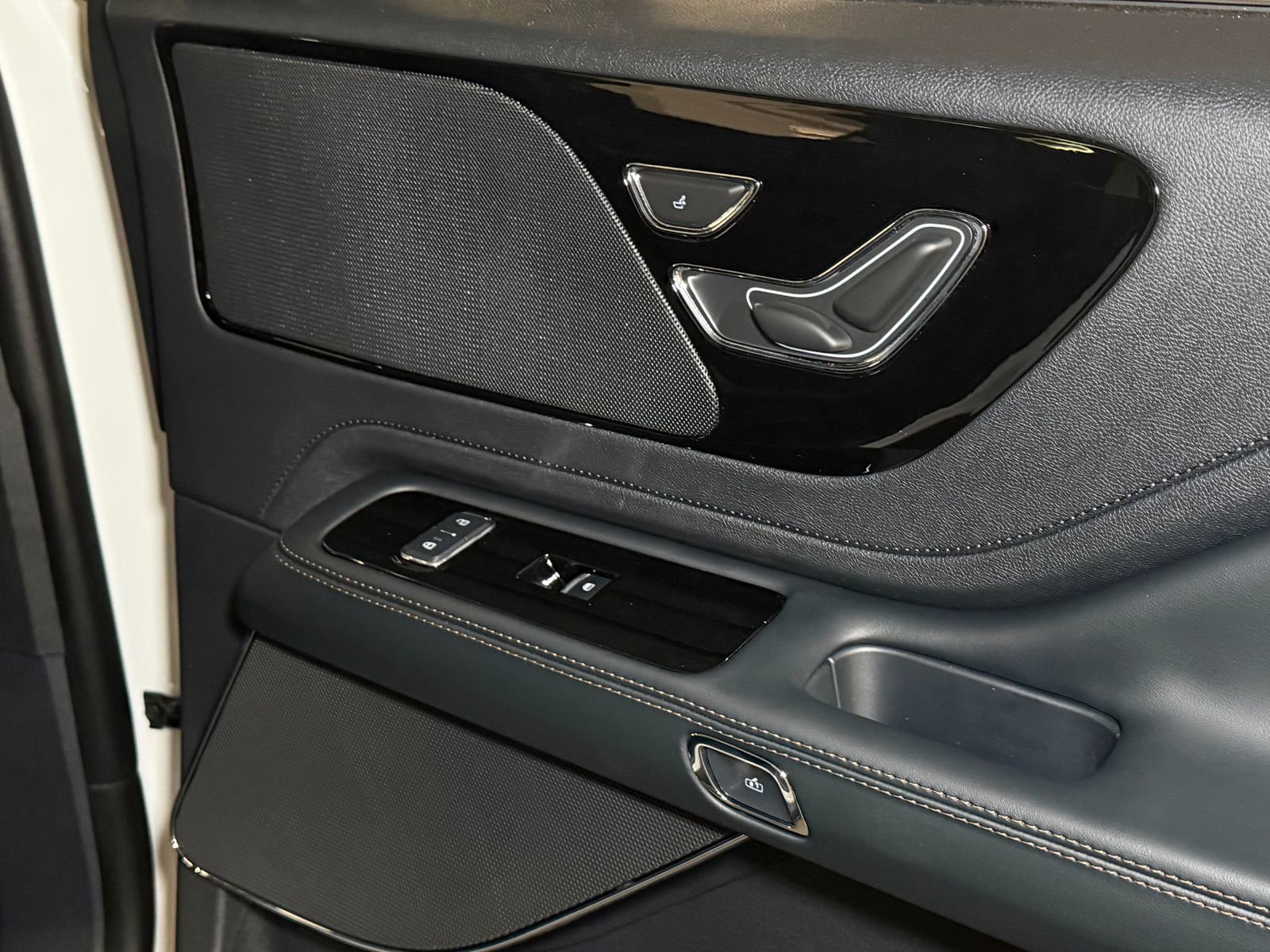 New 2026 Lincoln Aviator AWD image 9