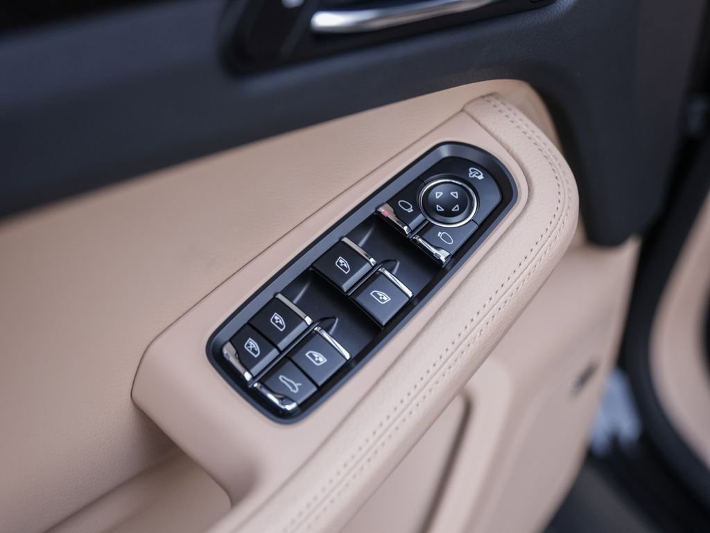 Certified 2025 Porsche Macan image 27