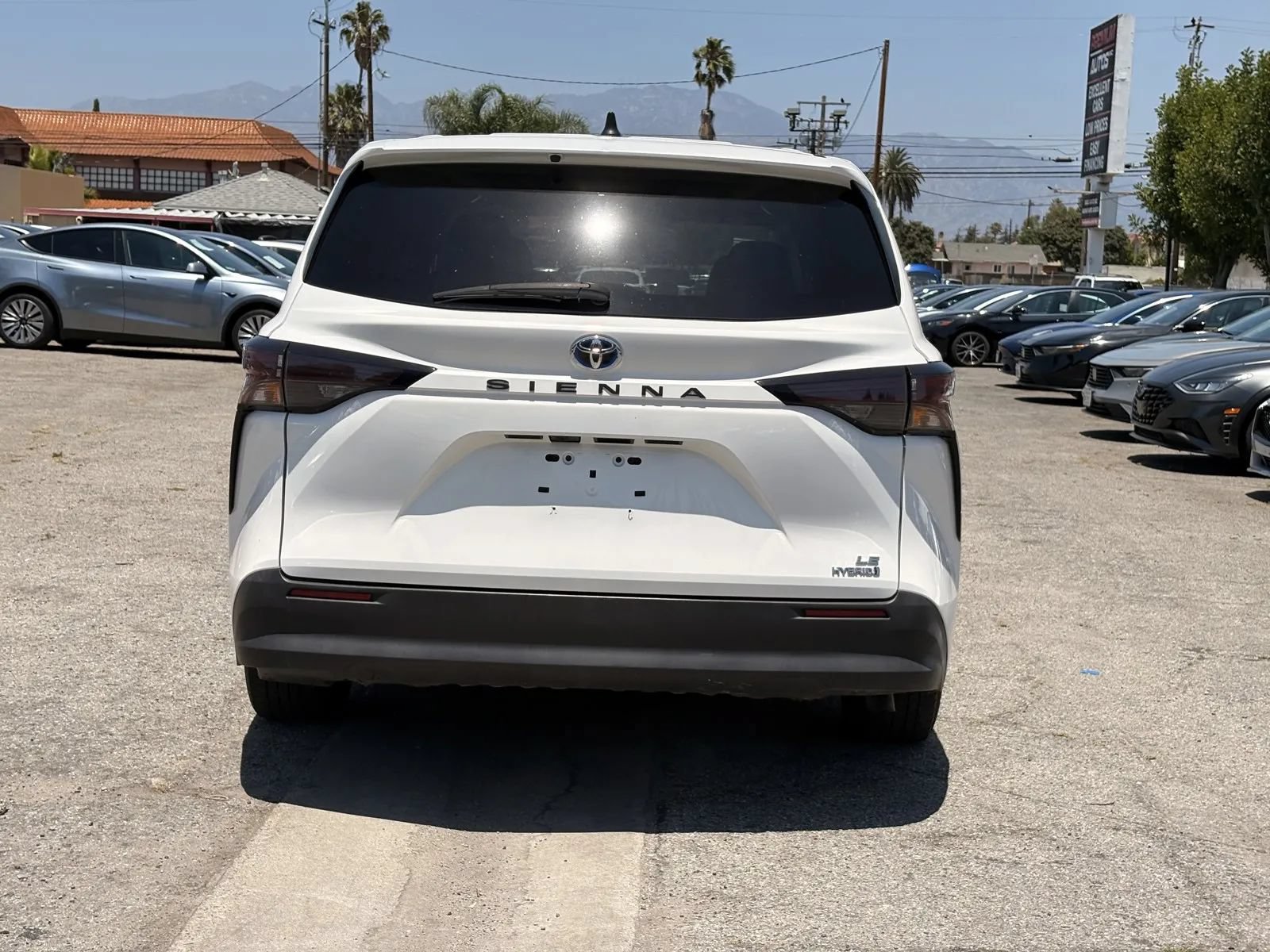 Used 2023 Toyota Sienna LE FWD image 3