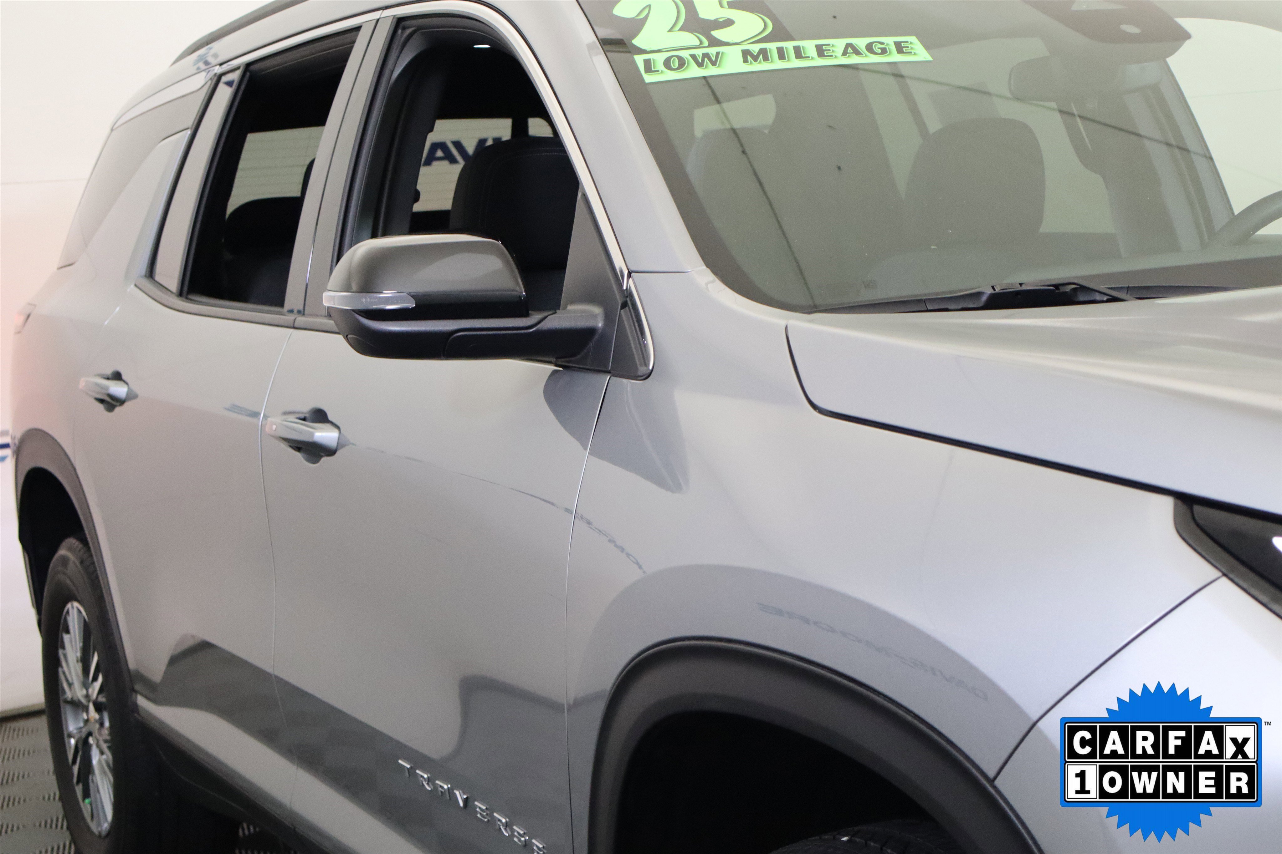 Used 2025 Chevrolet Traverse LT image 3