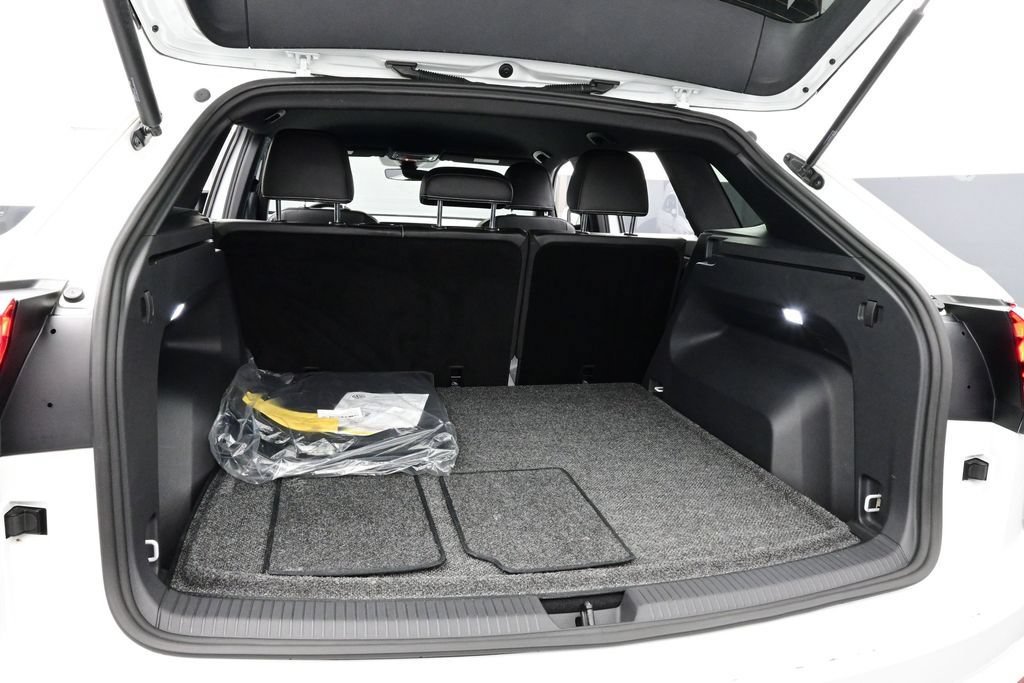 Used 2024 Volkswagen Atlas Cross Sport SE FWD image 15