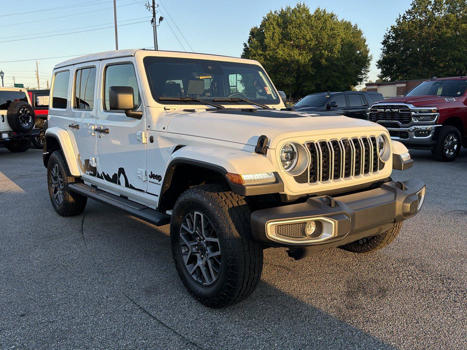 Used 2025 Jeep Wrangler Unlimited Sahara w/ Safety Group AWD/4WD image 3
