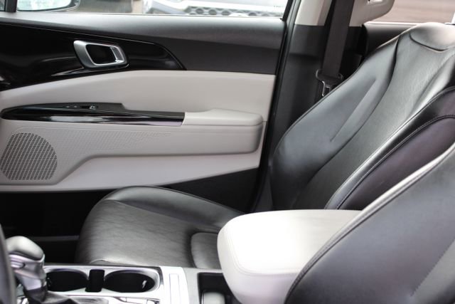 Used 2024 Kia Carnival EX image 30