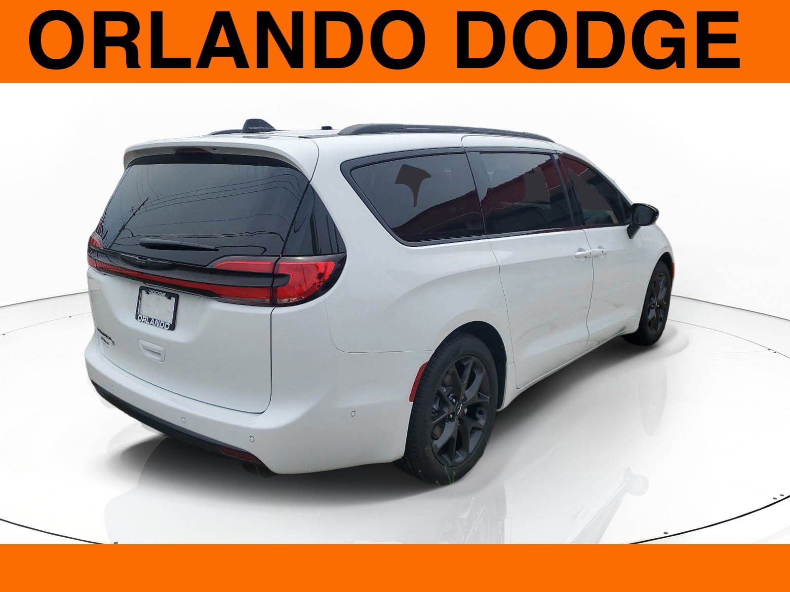 New 2024 Chrysler Pacifica Touring-L w/ Uconnect Theater Family Group image 4