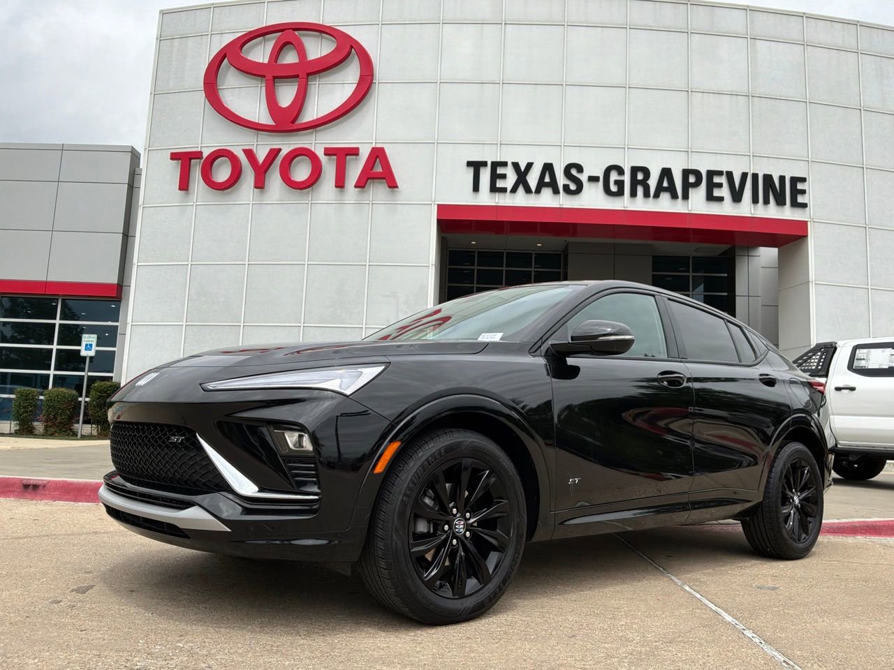 Used 2025 Buick Envista Sport Touring image 2