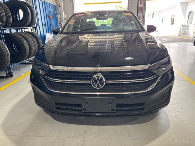 Used 2024 Volkswagen Jetta SE FWD image 2