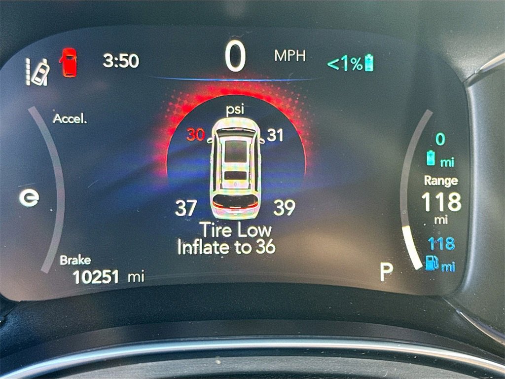 Used 2023 Chrysler Pacifica Limited w/ Uconnect Theater Family Group image 13