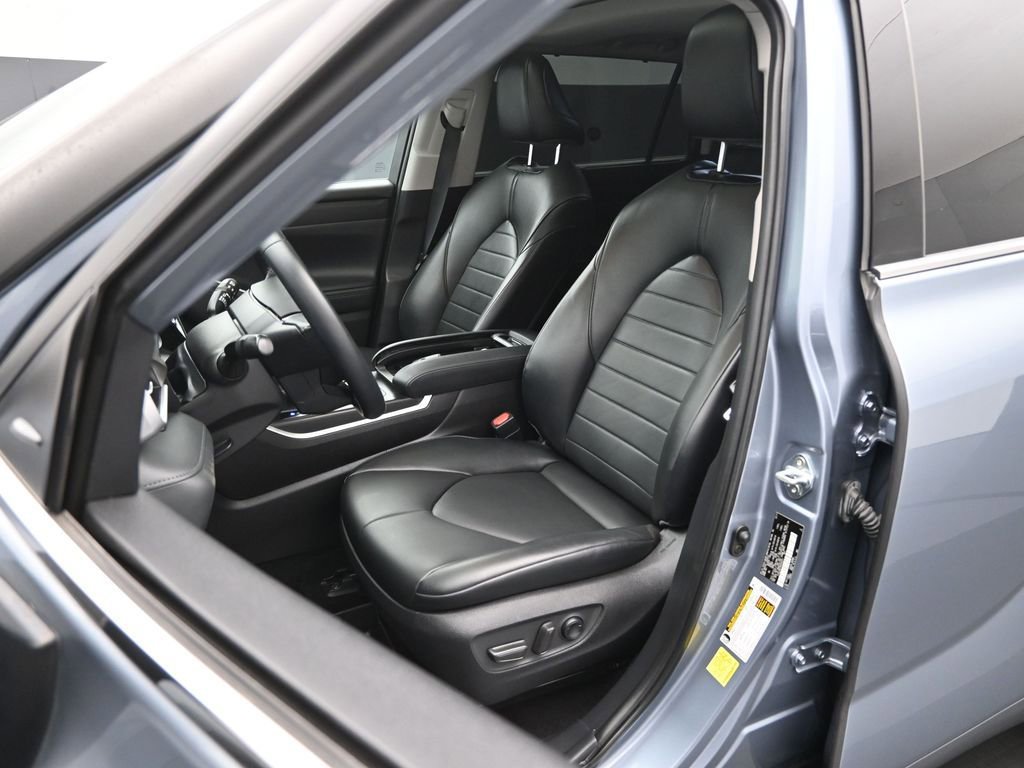 Used 2021 Toyota Highlander XLE image 9