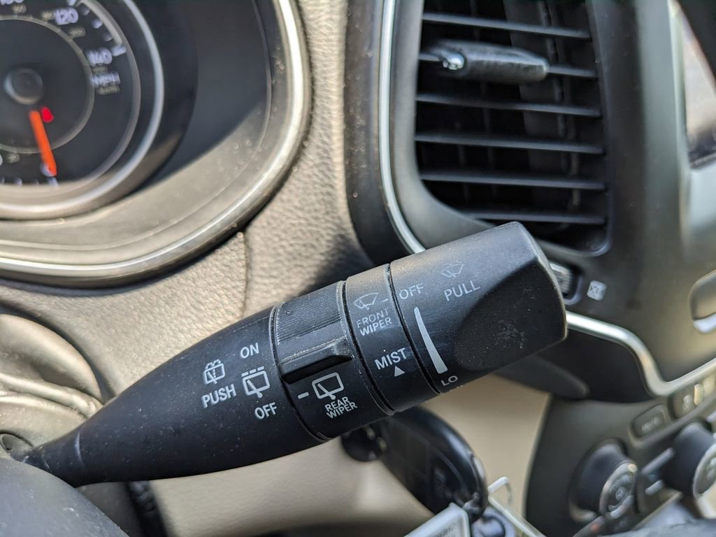 Used 2019 Jeep Cherokee Latitude w/ Popular Appearance Group FWD image 46