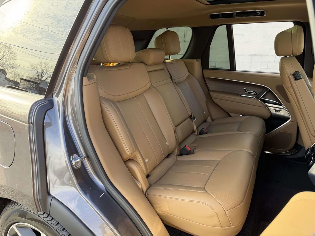 Used 2025 Land Rover Range Rover SE image 14