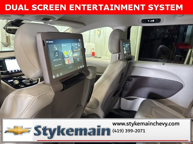Used 2021 Chrysler Pacifica Touring-L w/ Uconnect Theater Family Group image 5