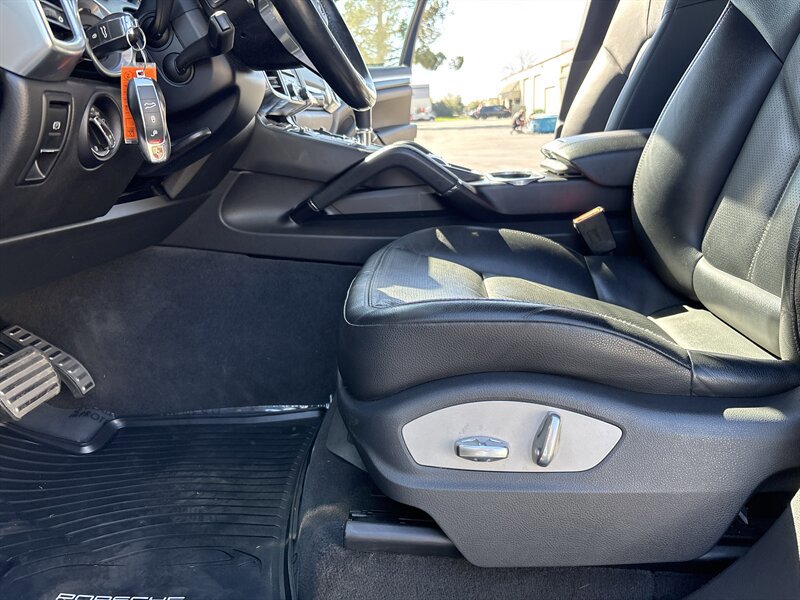 Used 2017 Porsche Cayenne S image 24