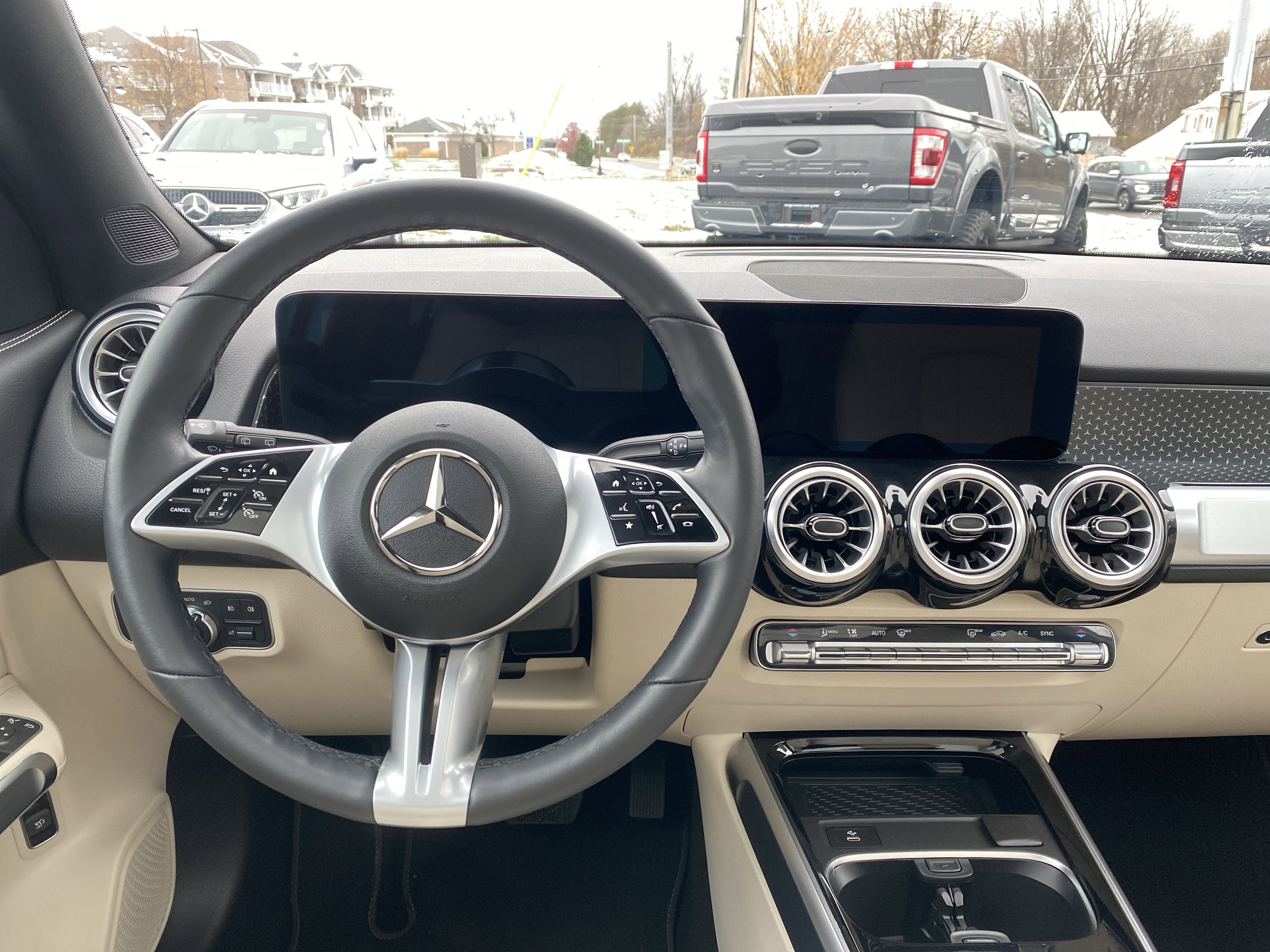 Used 2025 Mercedes-Benz GLB 250 4MATIC image 12