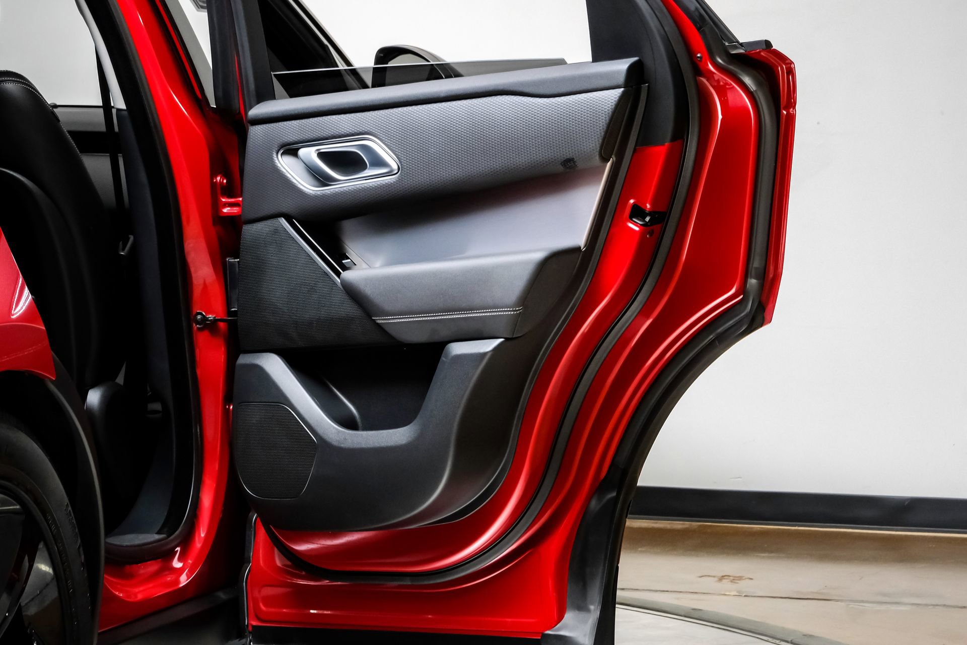 Used 2023 Land Rover Range Rover Velar R-Dynamic S image 47