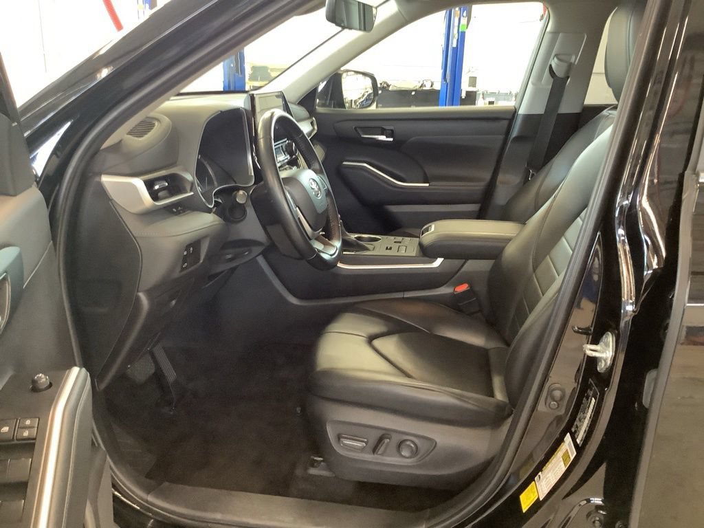 Used 2023 Toyota Highlander XLE AWD/4WD image 19