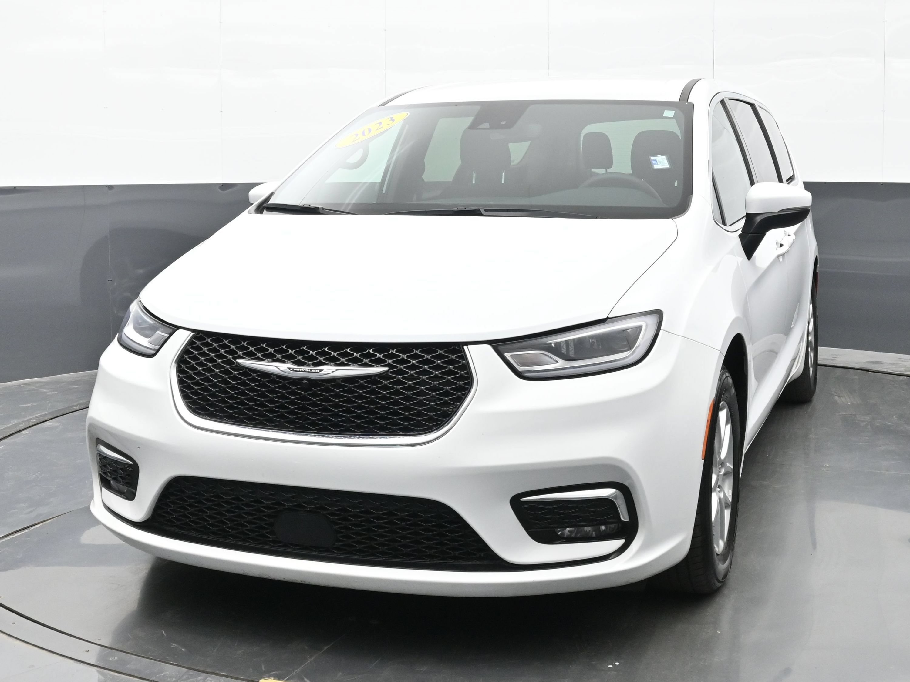 Used 2023 Chrysler Pacifica Touring FWD image 7