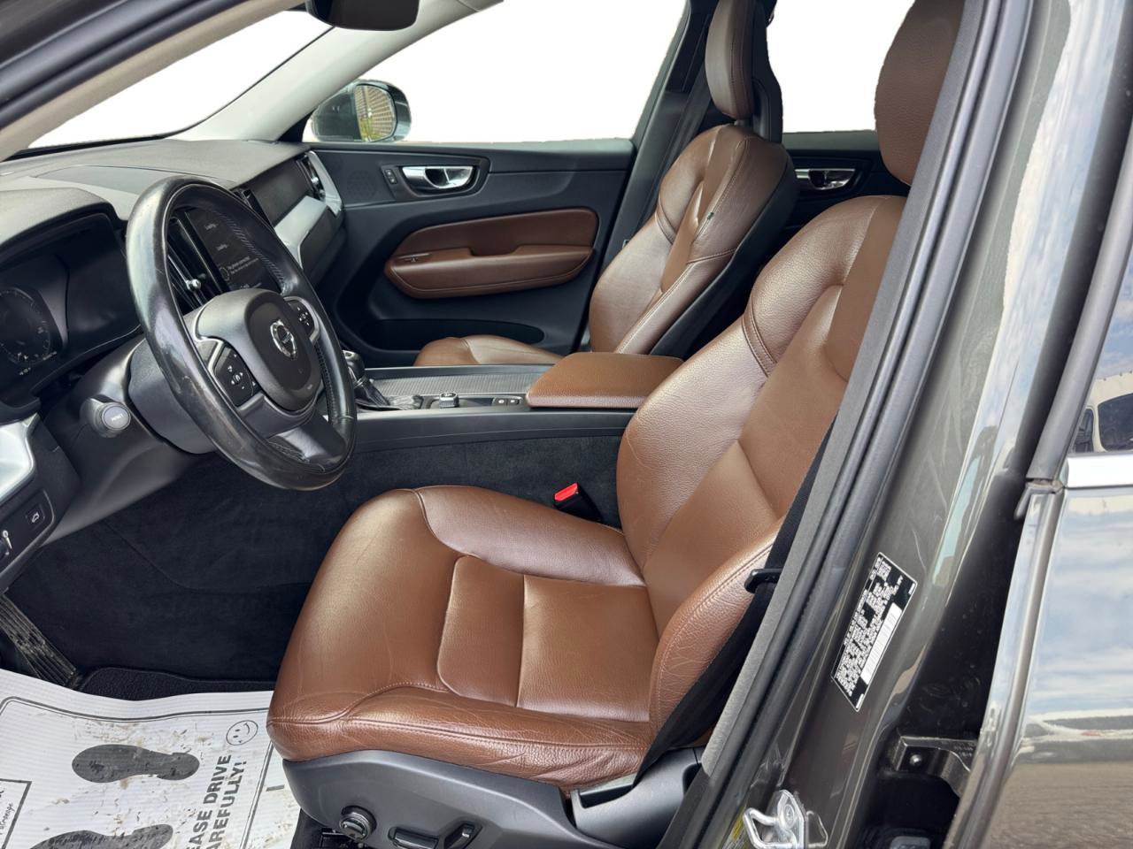 Used 2018 Volvo XC60 T6 Momentum w/ Vision Package image 5