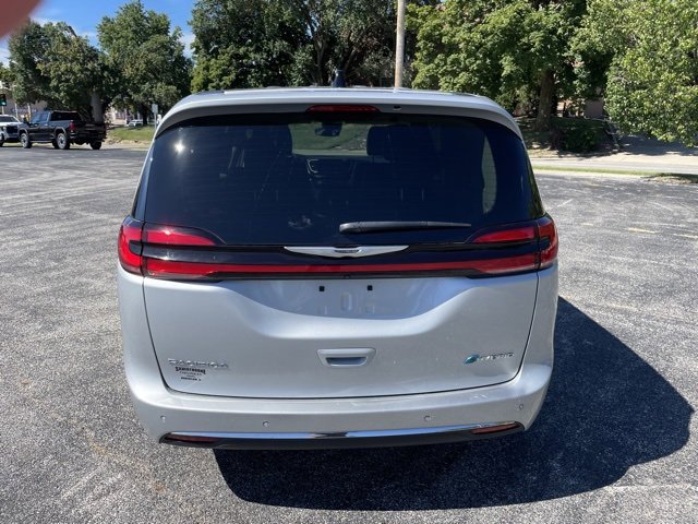 Used 2024 Chrysler Pacifica Select image 6