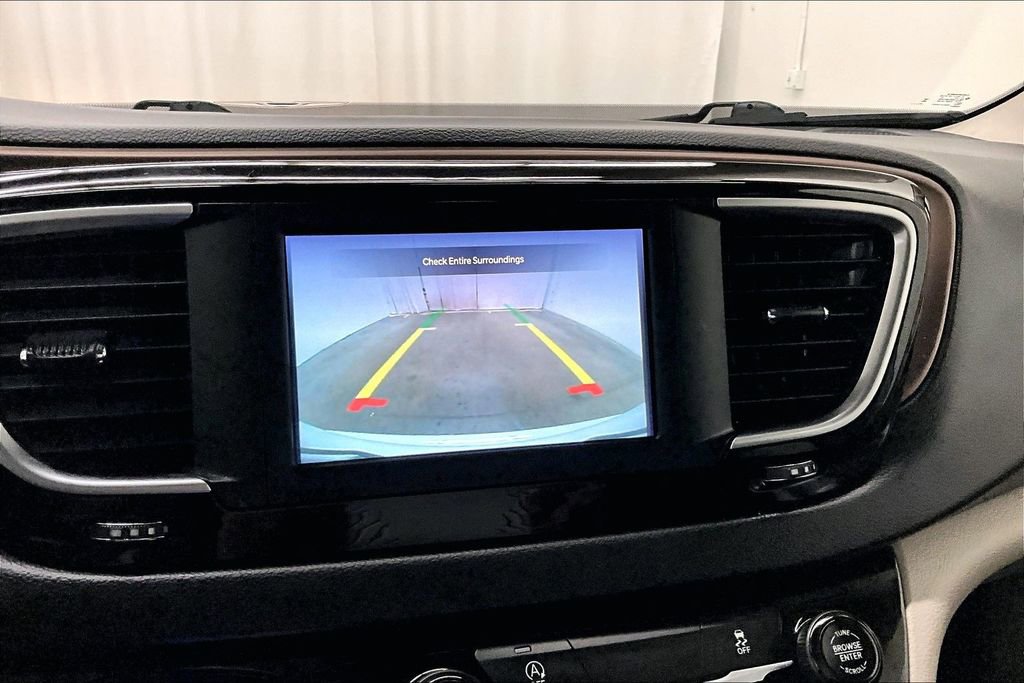 Used 2023 Chrysler Voyager LX image 14