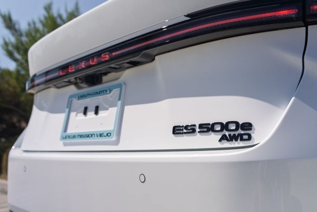New 2026 Lexus ES 500e AWD/4WD image 10