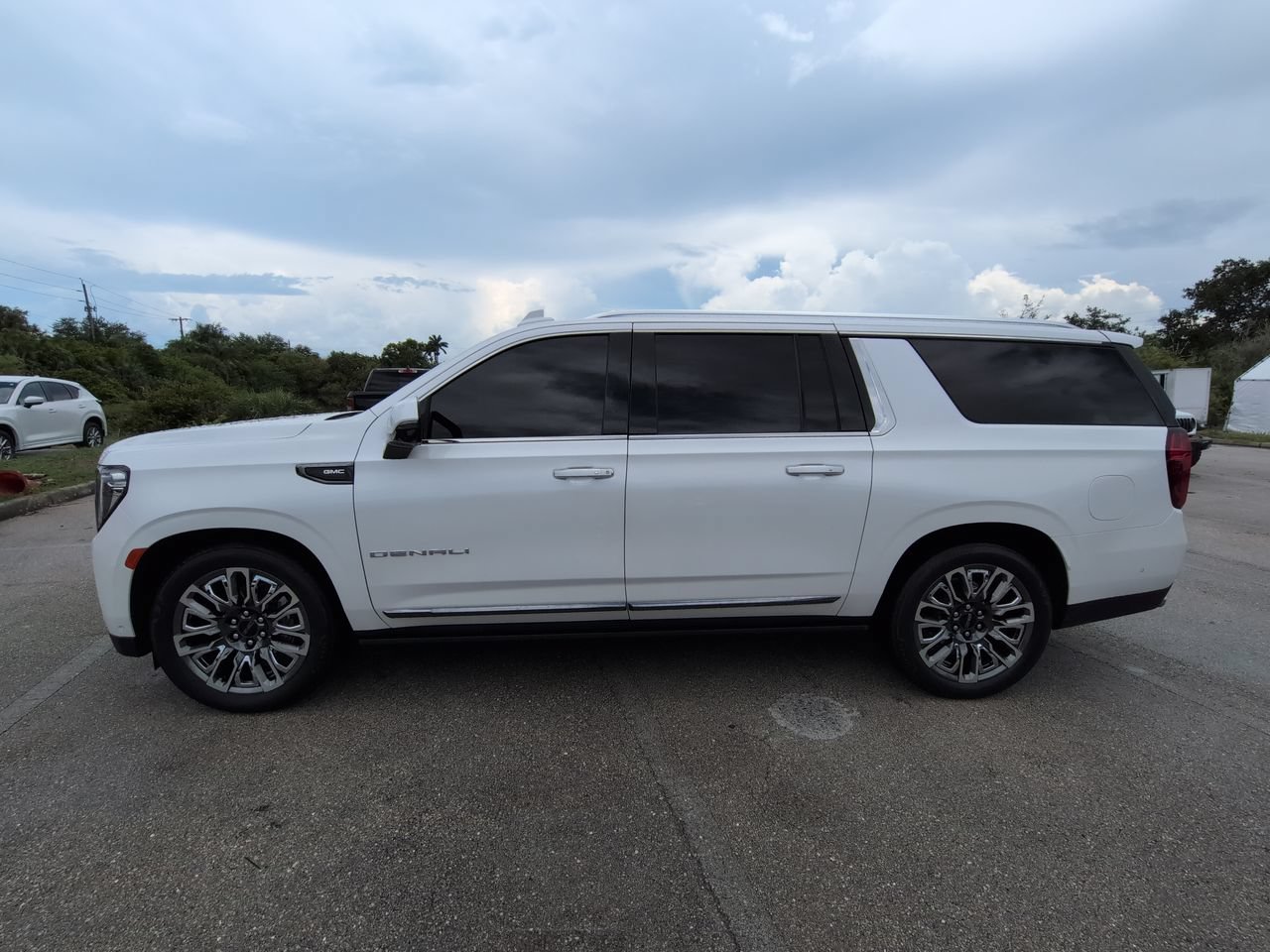 Used 2023 GMC Yukon XL Denali Ultimate AWD/4WD image 8