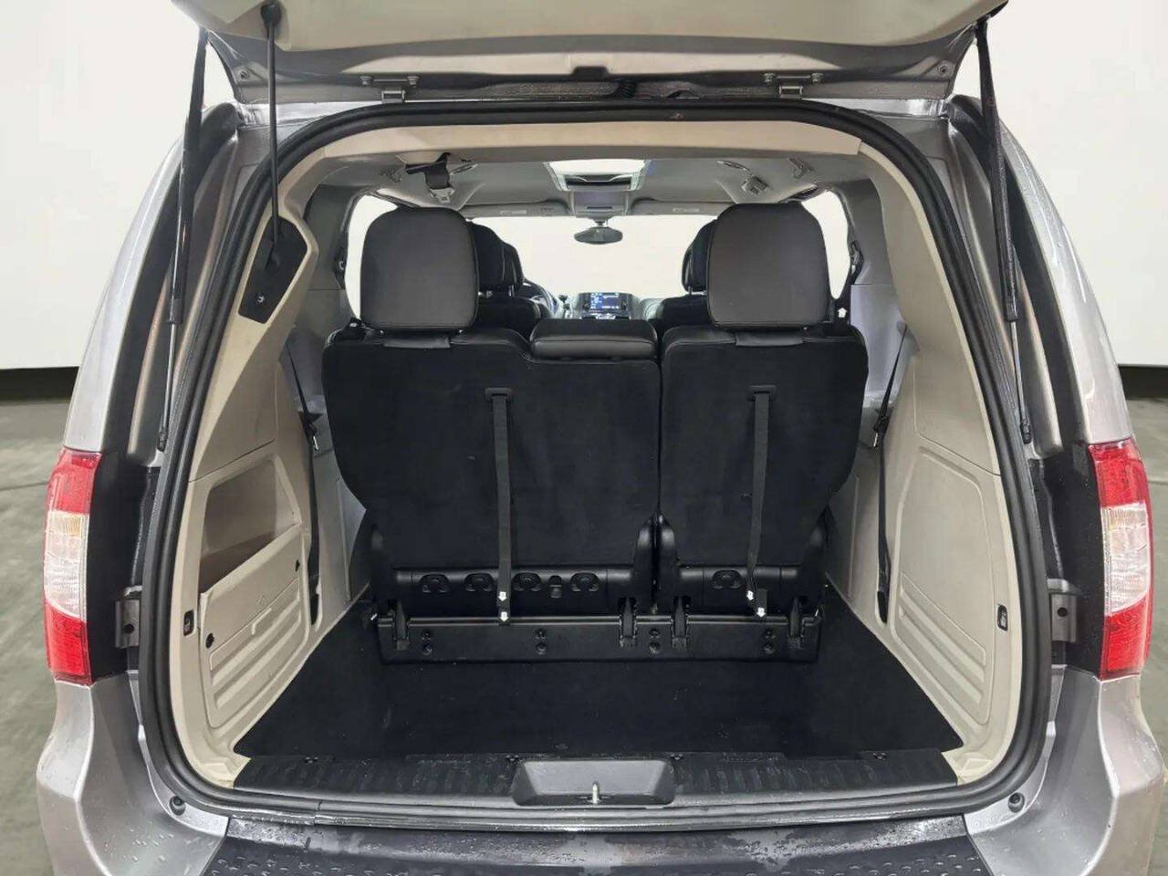Used 2015 Chrysler Town & Country Touring-L w/ Driver Convenience Group FWD image 16