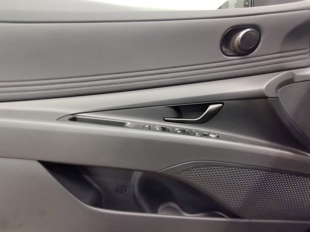 New 2025 Hyundai Elantra SEL image 18