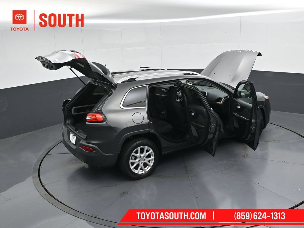 Used 2017 Jeep Cherokee Latitude w/ Comfort & Sound Group FWD image 48
