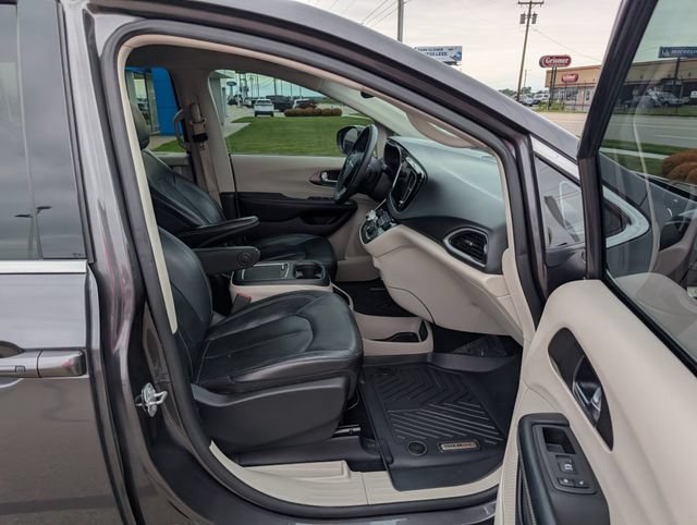 Used 2022 Chrysler Pacifica Touring-L FWD image 3
